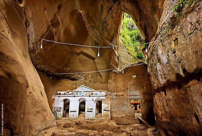 Ανάμεσα σε δυο βουνά στην Ηλεία υπάρχει ένα μοναστήρι με απίστευτη φυσική ομορφιά