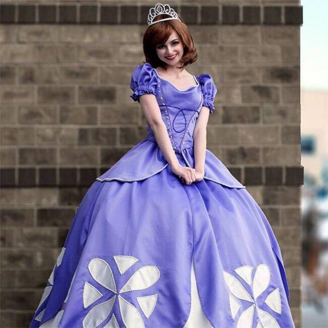 Αυτή η υπέροχη κοπέλα ντύνεται πριγκίπισσα για να προσφέρει εθελοντικά χαρά στα άρρωστα παιδάκια