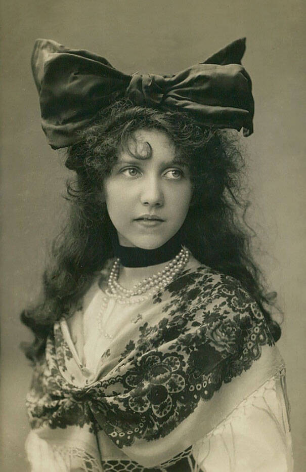 Ποιες γυναίκες θεωρούνταν όμορφες πριν από 100 χρόνια; Αυτές οι καρτ ποστάλ του 1900 το παρουσιάζουν