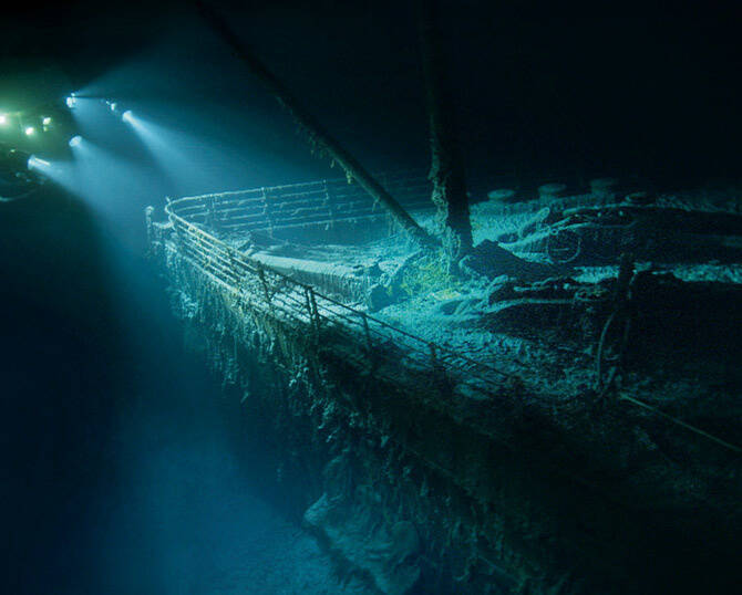 Many experts say the Titanic should be excavated.