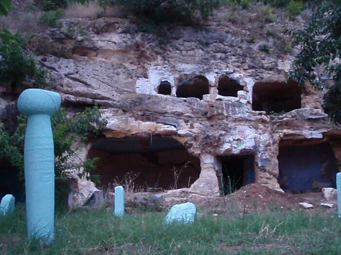 Η άγνωστη "Καππαδοκία" της Ελλάδας. Ο λόφος με τα υπόσκαφα που διχάζει τους αρχαιολόγους