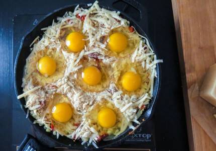Γέμισε ένα ταψί με τριμμένο τυρί και από πάνω έριξε 7 αυγά. Μόλις το βγάλει από το φούρνο, θα σας τρέχουν τα σάλια!