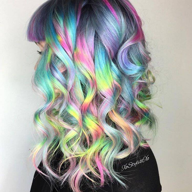The holographic effect is composed of multidimensional metallic or pastel hues. On the person wearing the holographic hair, the strands appear color-shifting and opalescent. 