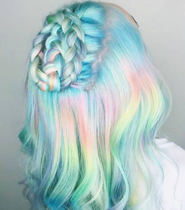 The hair literally looks like it's been sprinkled with pixie dust. It's subtle but it's a stunner. Are you going to try this trend? 