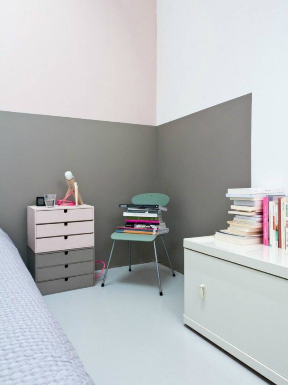 Σε αυτό το υπνοδωμάτιο έχει υιοθετηθεί το color blocking effect σε τοίχους αλλά και κομοδίνα.