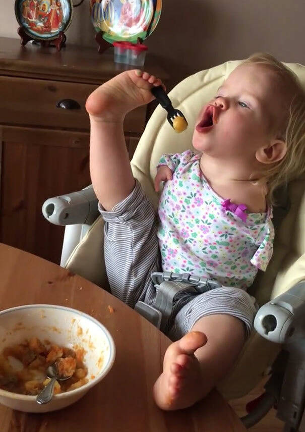 She uses her feet! And keep in mind, this isn't something that can easily be done. It takes skill to be able to grab a fork with your toes and successfully maneuvering it to your mouth. 