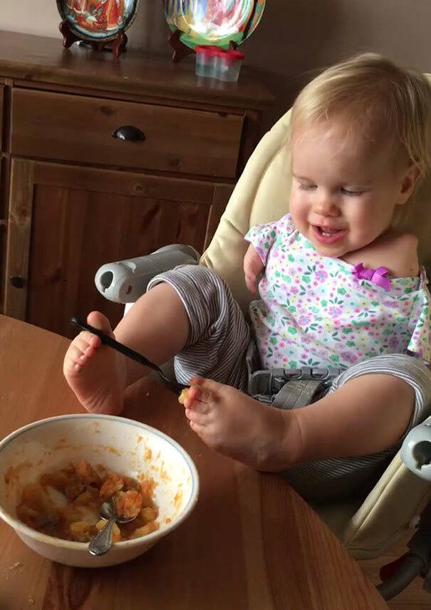 Most toddlers prefer to be fed by their parents, but not this girl. Even though she has no arms, she's managed to figure out a way to feed herself. 