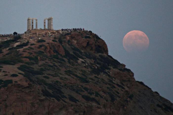 16 φωτογραφίες από τη μαγική αυγουστιάτικη πανσέληνο και τη μερική έκλειψη Σελήνης