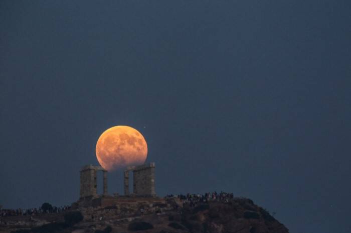 16 φωτογραφίες από τη μαγική αυγουστιάτικη πανσέληνο και τη μερική έκλειψη Σελήνης