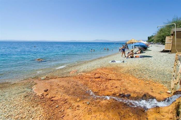Η παραλία με τα ζεστά νερά που μπορείς να κάνεις μπάνιο μέχρι τον Νοέμβρη βρίσκεται στην Εύβοια