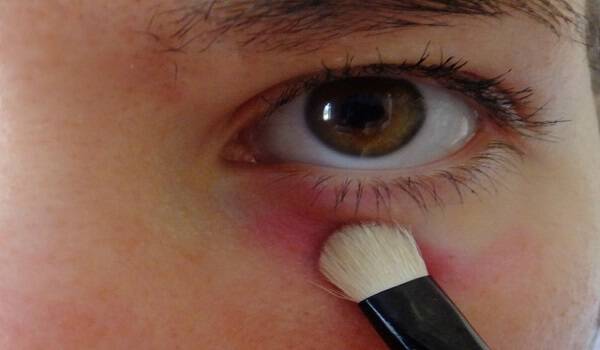 Applying-Red-Lipstick-Eye
