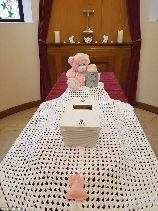 Το μικροσκοπικό λευκό φέρετρο του Baby Skylar στην καρδιά της κηδείας, που πραγματοποιήθηκε στο Μπράιτον 
