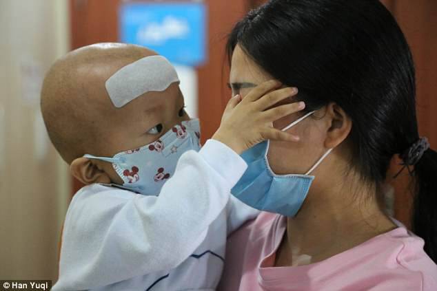 Sun Yichen comforts her mother in the hospital. The girl fell ill all of sudden last September