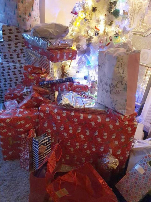 Τα δώρα μπροστά από το χριστουγεννιάτικο δέντρο